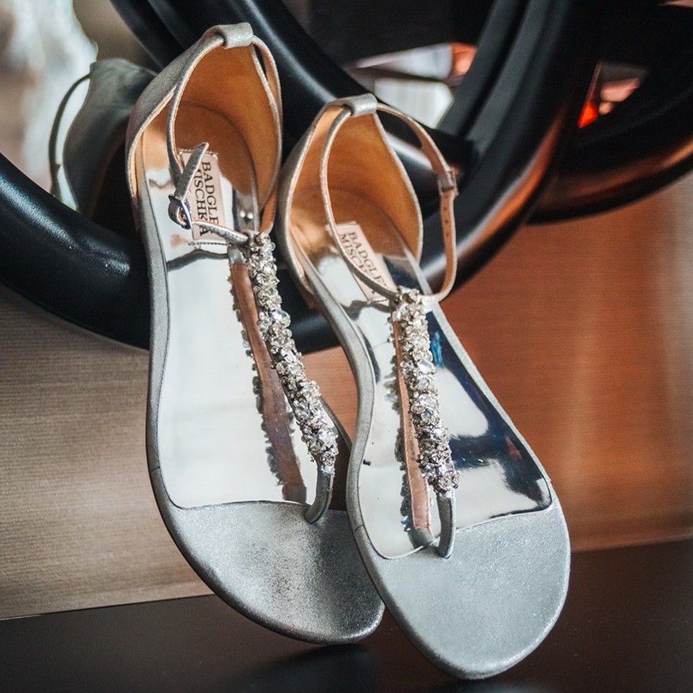 Badgley Mischka T-Strap Evening Flat Sandals in Silver Size 9